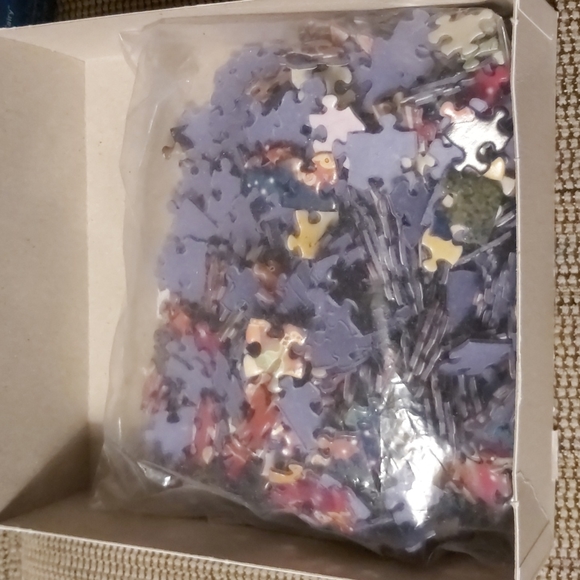 Glow in the dark Moon Fairy 500pc puzzle - Picture 3 of 3